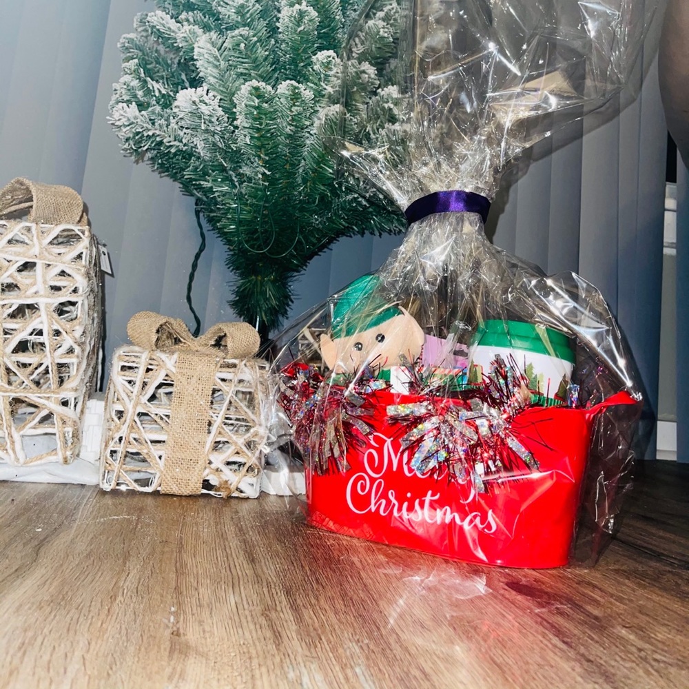 SOLD‼️Holiday Gift Baskets - Picture 1 of 7